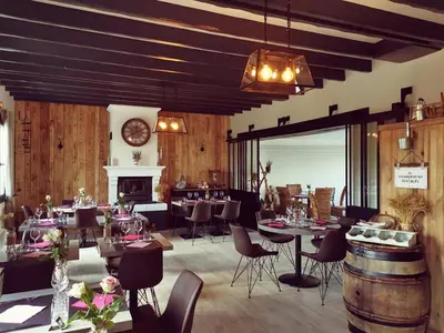 Restaurant ou autre lieu de restauration dans l'établissement Auberge Saint-Jean