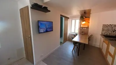 Télévision ou salle de divertissement dans l'établissement La Maison des Prés Disney Paris