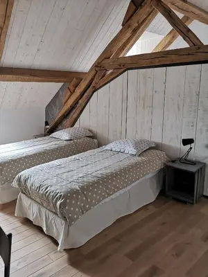 Un ou plusieurs lits dans un hébergement de l'établissement Cottage AU TERMINUS 2 climatisé