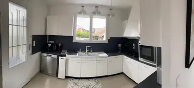Cuisine ou kitchenette dans l'établissement La Maison du Canal d’Ay