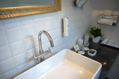 Salle de bains dans l'établissement Hôtel La Villa Eugene