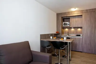 Cuisine ou kitchenette dans l'établissement Séjours & Affaires Reims Clairmarais