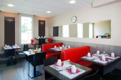 Restaurant ou autre lieu de restauration dans l'établissement Séjours & Affaires Reims Clairmarais