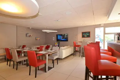 Télévision ou salle de divertissement dans l'établissement Campanile Reims Sud Bezannes