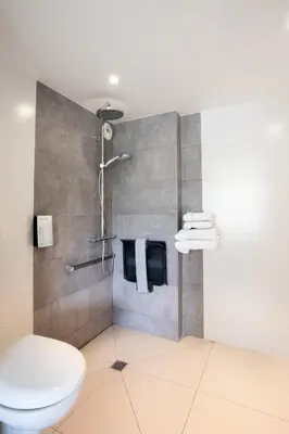 Salle de bains dans l'établissement Campanile Reims Sud Bezannes