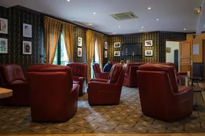 Coin salon dans l'établissement Logis Hôtel - Restaurant Le Tulipier