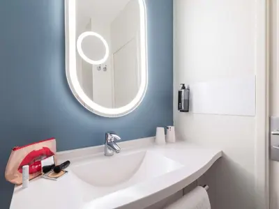 Salle de bains dans l'établissement ibis Chalons en Champagne
