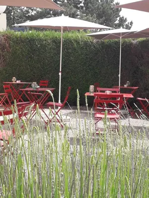 Jardin de l'établissement ibis Chalons en Champagne