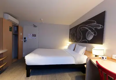 Un ou plusieurs lits dans un hébergement de l'établissement B&B HOTEL Reims Centre Erlon
