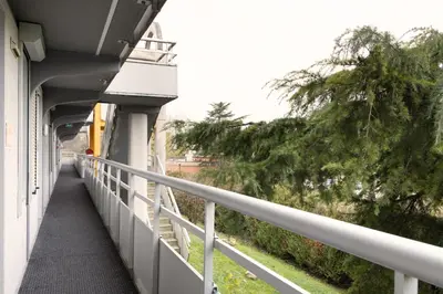 Balcon ou terrasse dans l'établissement Premiere Classe Meaux Nanteuil Les Meaux