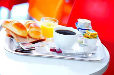 Options de petit-déjeuner proposées aux clients de l'établissement FASTHOTEL Reims Est - Taissy