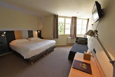 Télévision ou salle de divertissement dans l'établissement Cit'Hotel De Harlay