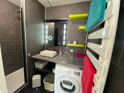 Salle de bains dans l'établissement Victoria-T2-41m2-Balcon, wifi, linge, produits, ménage inclus