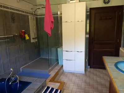 Salle de bains dans l'établissement Les Ecureuils