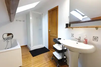 Salle de bains dans l'établissement Ancienne Gare du Val des Bois