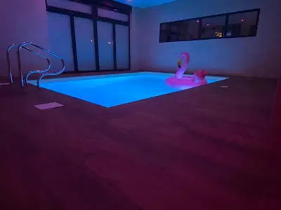 Piscine de l'établissement Loft Spa Reims-fr 250m2 privatifs, piscine intérieure chauffée, spa et parking ou située à proximité