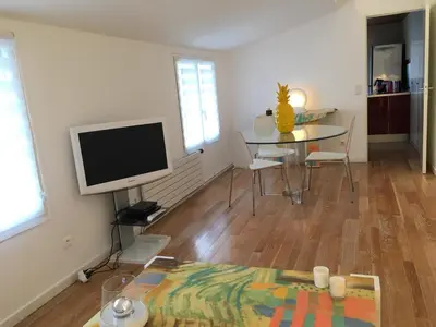 Télévision ou salle de divertissement dans l'établissement La Petite Maison de Jane