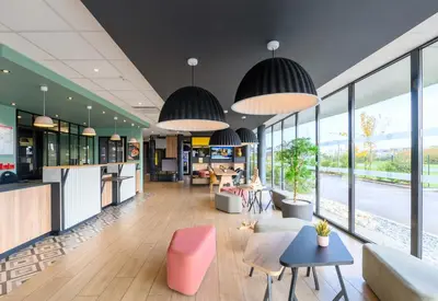 Coin salon dans l'établissement B&B HOTEL Compiègne