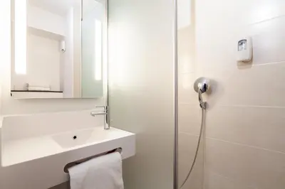 Salle de bains dans l'établissement B&B HOTEL Compiègne