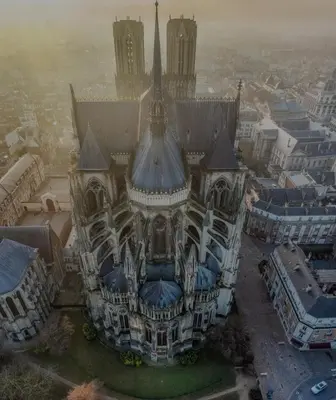 Vue générale sur Reims ou vue de la ville depuis l'appartement
