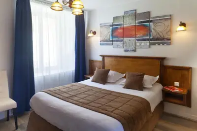 Un ou plusieurs lits dans un hébergement de l'établissement Logis Hôtel & Restaurant du Sauvage