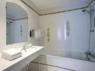 Salle de bains dans l'établissement Logis Hôtel & Restaurant du Sauvage