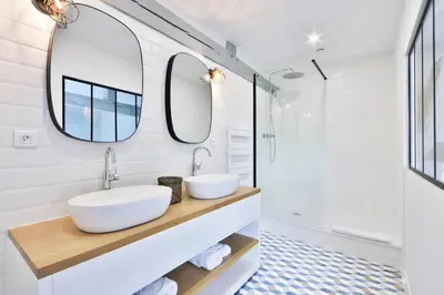 Salle de bains dans l'établissement Logis Hôtel & Restaurant du Sauvage