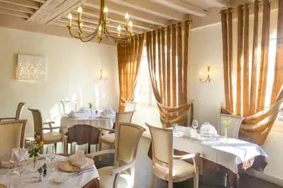 Coin salon dans l'établissement Logis Hôtel & Restaurant du Sauvage