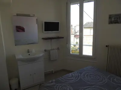 Un ou plusieurs lits dans un hébergement de l'établissement Hotel Le Colbert epernay