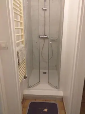 Salle de bains dans l'établissement SCI AUBENIZEL 21