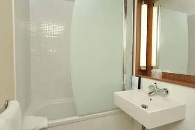 Salle de bains dans l'établissement Campanile Saint Quentin