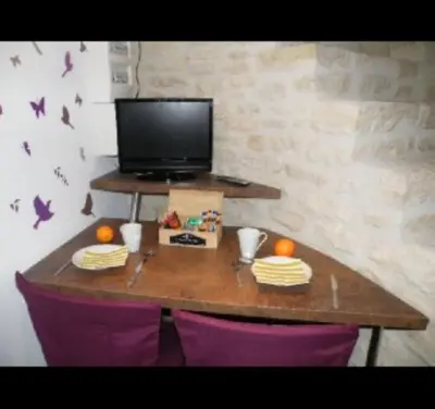 Télévision ou salle de divertissement dans l'établissement Gîte Lorengrain