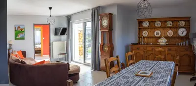 Coin salon dans l'établissement Paisible Maison entière 140m2 avec véranda vue sur la campagne