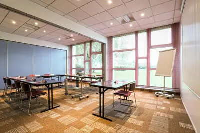 Espace de conférence ou salle de réunion dans l'établissement ibis Charleville Mézières