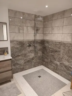 Salle de bains dans l'établissement LE CHARME D OGNES