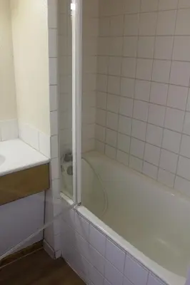 Salle de bains dans l'établissement HOTEL Chateau-Thierry Centre