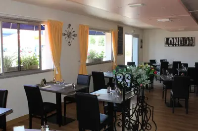Restaurant ou autre lieu de restauration dans l'établissement HOTEL Chateau-Thierry Centre