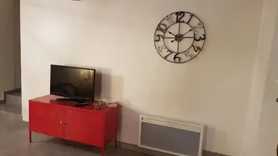 Télévision ou salle de divertissement dans l'établissement Appartement au calme