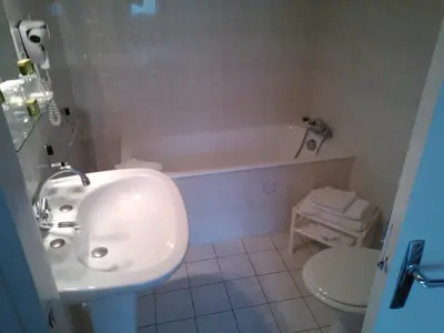 Salle de bains dans l'établissement Logis Hôtel Restaurant Le Franco Belge