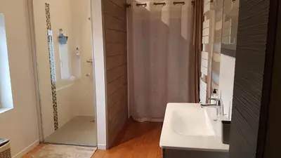 Salle de bains dans l'établissement L'Hébergerie