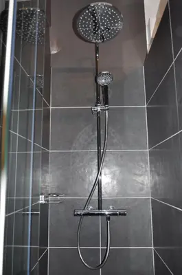 Salle de bains dans l'établissement LE NID DES HALLES, au cœur du Boulingrin