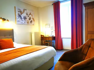Un ou plusieurs lits dans un hébergement de l'établissement Logis Hôtel-Restaurant La Sapinière