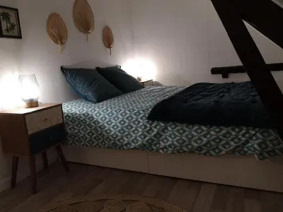 Un ou plusieurs lits dans un hébergement de l'établissement Logement Cosy rénové au pied de la Cathédrale avec climatisation