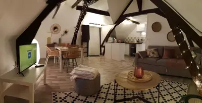Télévision ou salle de divertissement dans l'établissement Logement Cosy rénové au pied de la Cathédrale avec climatisation