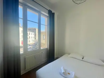 Un ou plusieurs lits dans un hébergement de l'établissement Charming Central Apartment - Reims