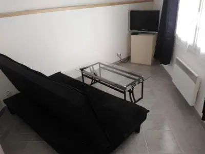 Télévision ou salle de divertissement dans l'établissement jolie appartement centre de Fismes
