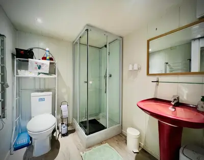 Salle de bains dans l'établissement Chambre en rez de jardin