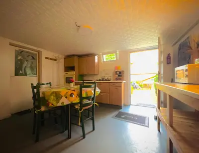 Cuisine ou kitchenette dans l'établissement Chambre en rez de jardin
