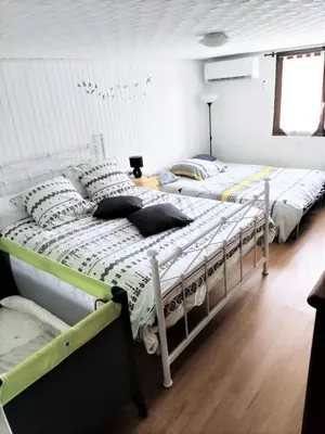 Un ou plusieurs lits dans un hébergement de l'établissement Chambre en rez de jardin
