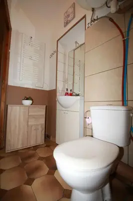 Salle de bains dans l'établissement LA ROSIERE